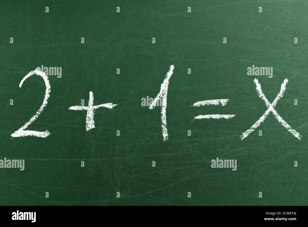 Équation mathématique pour les classes de l'école élémentaire écrites sur le tableau noir vert. Concept d'éducation et d'apprentissage Banque D'Images