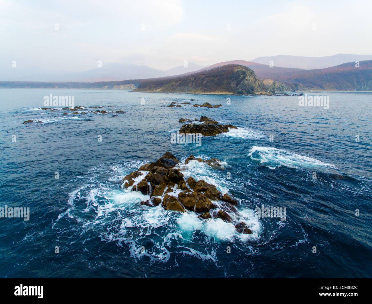 Rochers pittoresques du Cap Nord. Zone marine de la réserve de biosphère de Sikhote-Alin dans le territoire de Primorsky. Banque D'Images