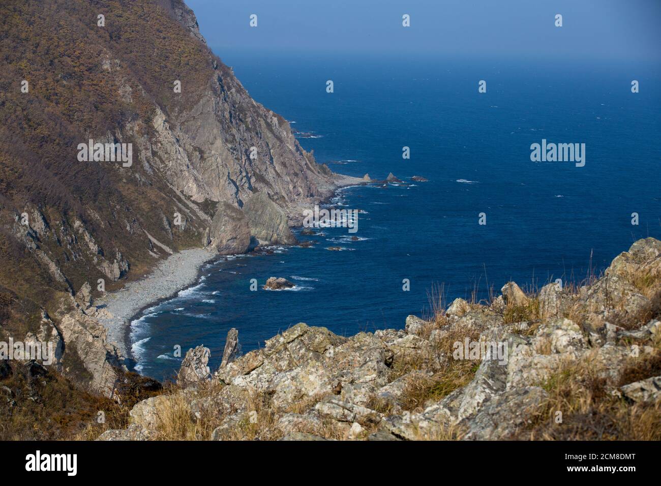Rochers pittoresques du Cap Nord. Zone marine de la réserve de biosphère de Sikhote-Alin dans le territoire de Primorsky. Banque D'Images