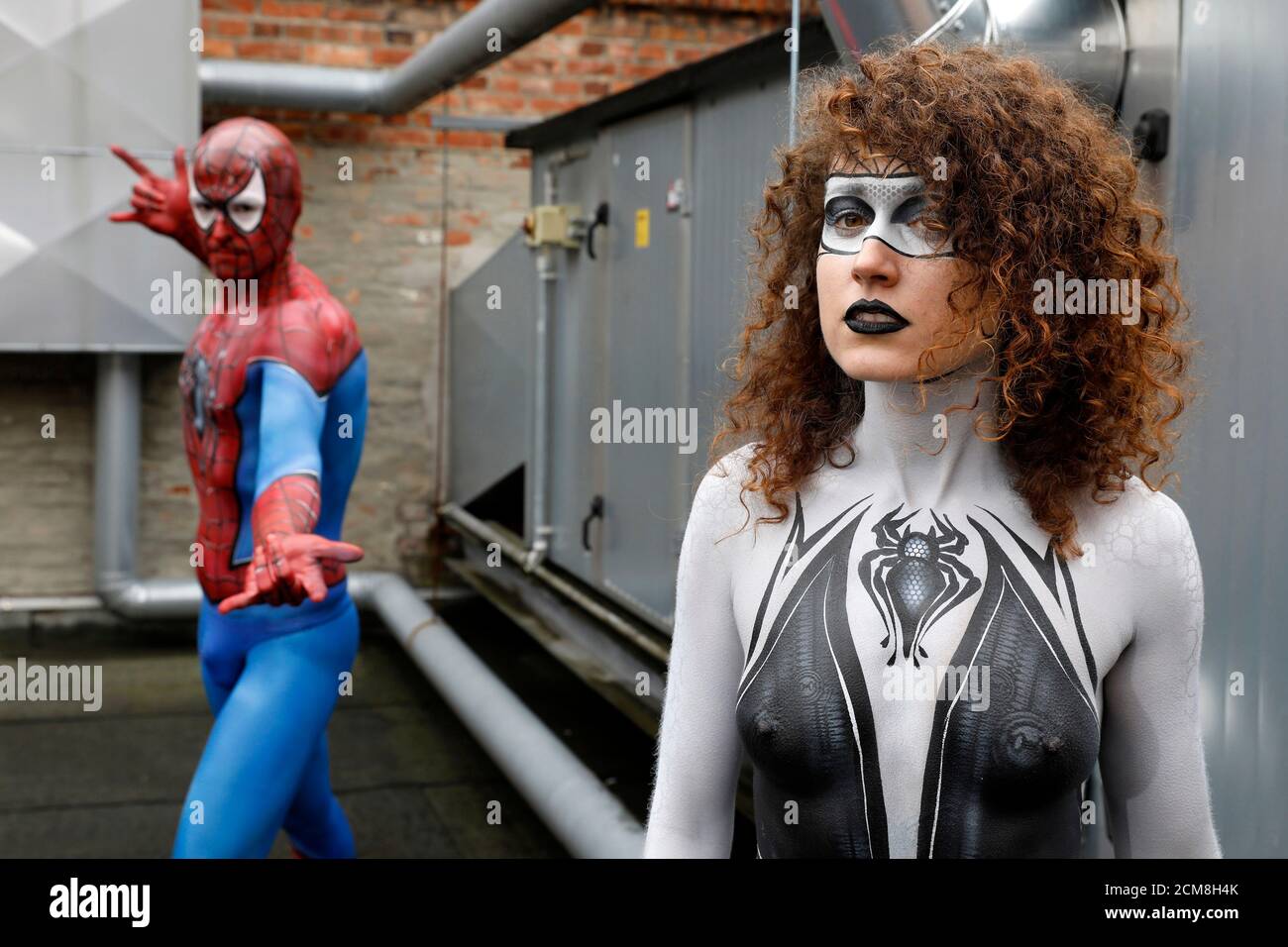 GEEK ART - Bodypainting and Transformaking: Spider-Man and Spider-Gwen photoshooting avec Patrick Kiel et Lena Kiel au Hefehof à Hamelin le 15 septembre 2020 - UN projet du photographe Tschiponnique Skupin et du peintre du corps Enrico Lein Banque D'Images