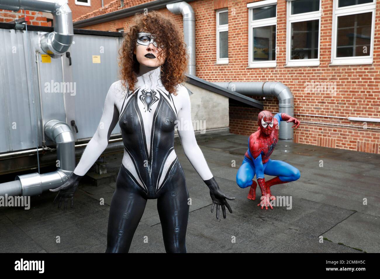GEEK ART - Bodypainting and Transformaking: Spider-Man and Spider-Gwen photoshooting avec Patrick Kiel et Lena Kiel au Hefehof à Hamelin le 15 septembre 2020 - UN projet du photographe Tschiponnique Skupin et du peintre du corps Enrico Lein Banque D'Images