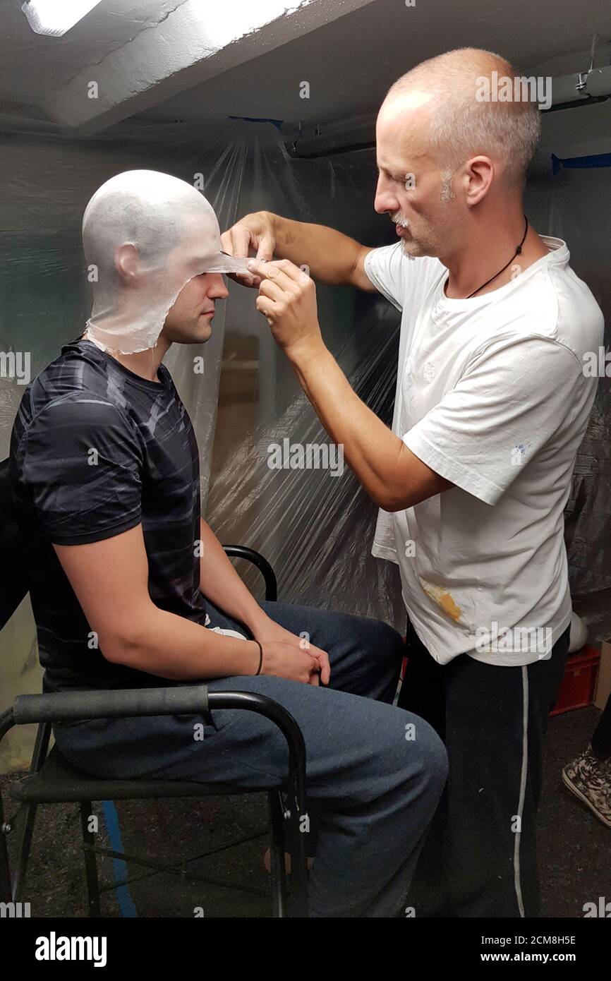 GEEK ART - Bodypainting et Transformaking: Enrico Lein et Patrick Kiel se préparent pour le tournage de Spider-Man et Spider-Gwen à Hamelin le 15 septembre 2020 - UN projet du photographe Tschiponnique Skupin et du peintre du corps Enrico Lein Banque D'Images