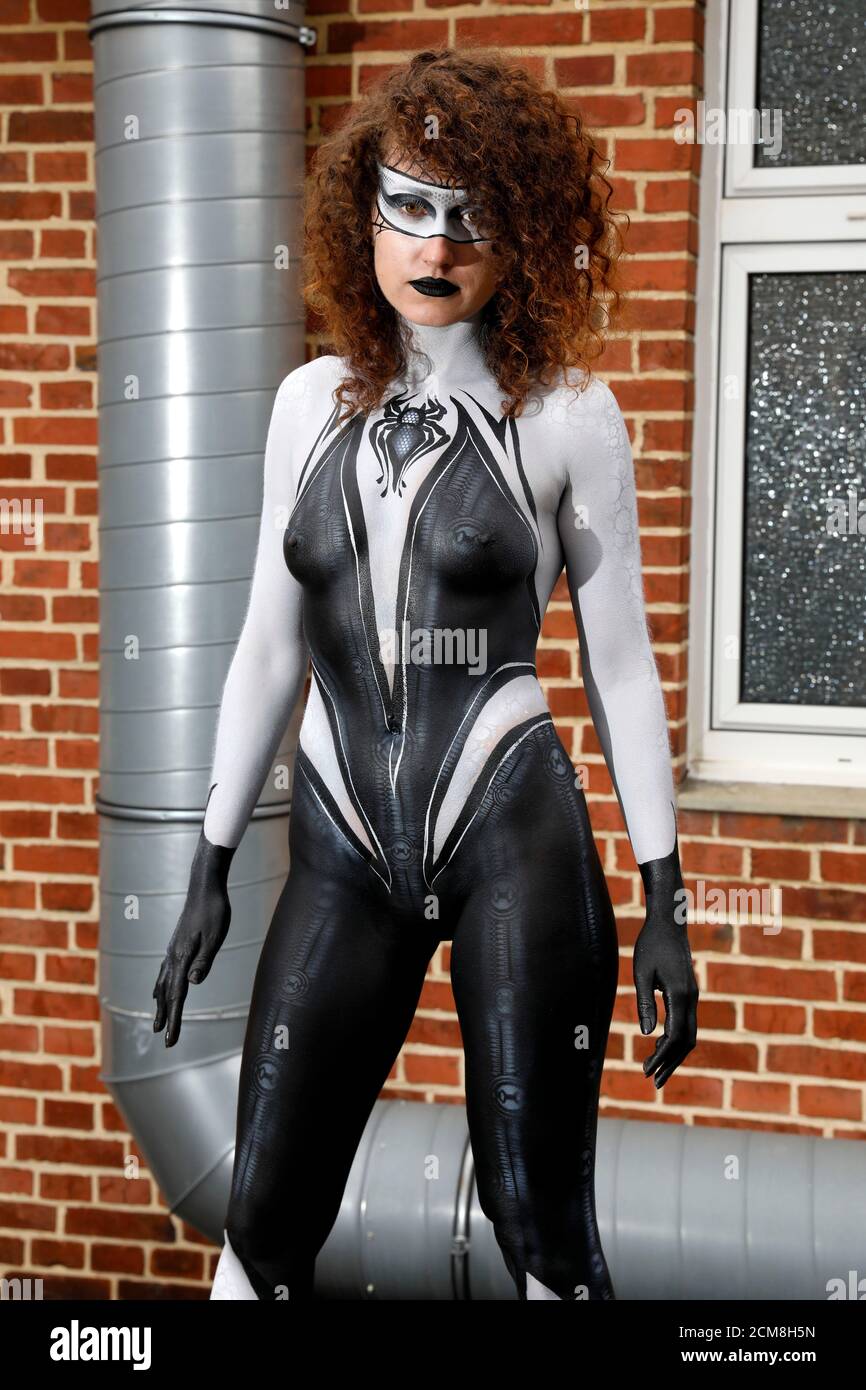 GEEK ART - Bodypainting et Transformaking: Spider-Gwen phototournage avec Lena Kiel au Hefehof à Hamelin le 15 septembre 2020 - UN projet du photographe Tschiponnique Skupin et du peintre du corps Enrico Lein Banque D'Images
