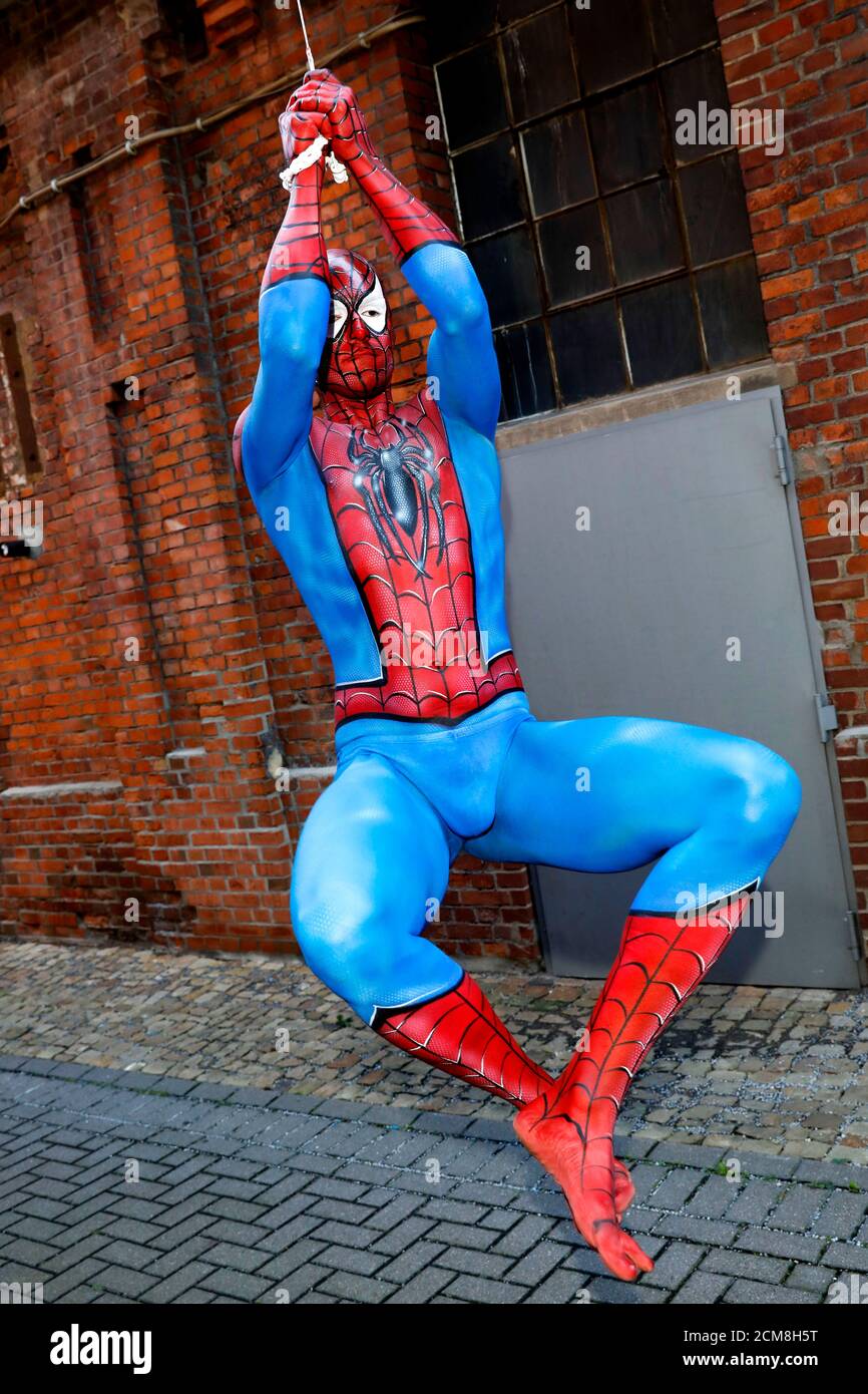 GEEK ART - Bodypainting and Transformaking: Spider-Man photoshooting avec Patrick Kiel au Hefehof à Hamelin le 15 septembre 2020 - UN projet du photographe Tschiponnique Skupin et du peintre du corps Enrico Lein Banque D'Images