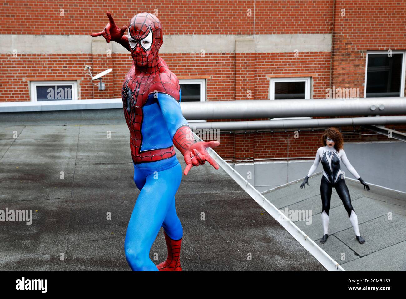 GEEK ART - Bodypainting and Transformaking: Spider-Man and Spider-Gwen photoshooting avec Patrick Kiel et Lena Kiel au Hefehof à Hamelin le 15 septembre 2020 - UN projet du photographe Tschiponnique Skupin et du peintre du corps Enrico Lein Banque D'Images