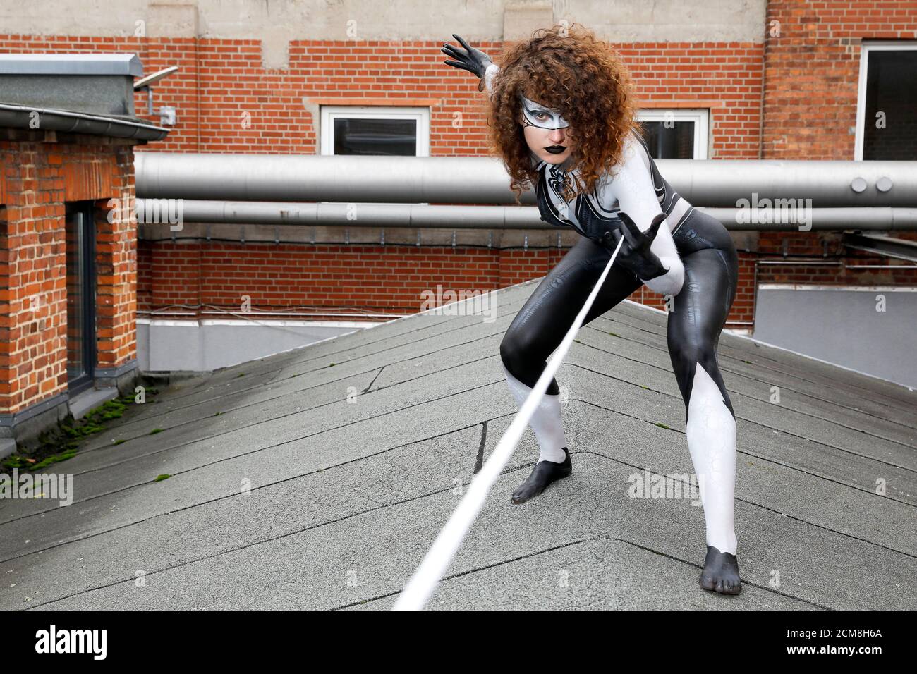 GEEK ART - Bodypainting et Transformaking: Spider-Gwen phototournage avec Lena Kiel au Hefehof à Hamelin le 15 septembre 2020 - UN projet du photographe Tschiponnique Skupin et du peintre du corps Enrico Lein Banque D'Images