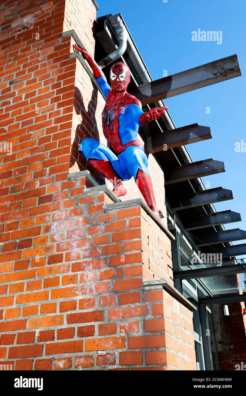 GEEK ART - Bodypainting and Transformaking: Spider-Man photoshooting avec Patrick Kiel au Hefehof à Hamelin le 15 septembre 2020 - UN projet du photographe Tschiponnique Skupin et du peintre du corps Enrico Lein Banque D'Images