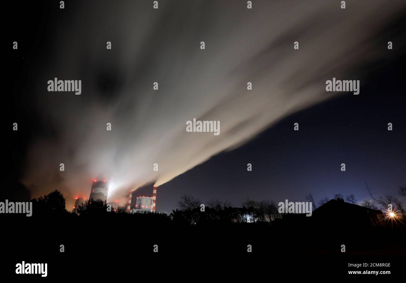 Des billons de fumée et de vapeur provenant de la centrale électrique de Belchatow, la plus grande centrale au charbon d'Europe exploitée par le Groupe PGE, la nuit près de Belchatow, en Pologne, le 28 novembre 2018. REUTERS/Kacper Pempel Banque D'Images