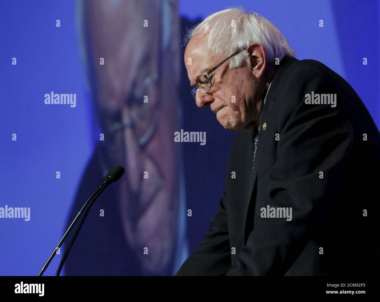 Le candidat démocrate aux États-Unis Bernie Sanders fait une pause lors de son allocution au dîner Humphrey-Mondale à Minneapolis, aux États-Unis, le 12 février 2016. REUTERS/Jim Young Banque D'Images