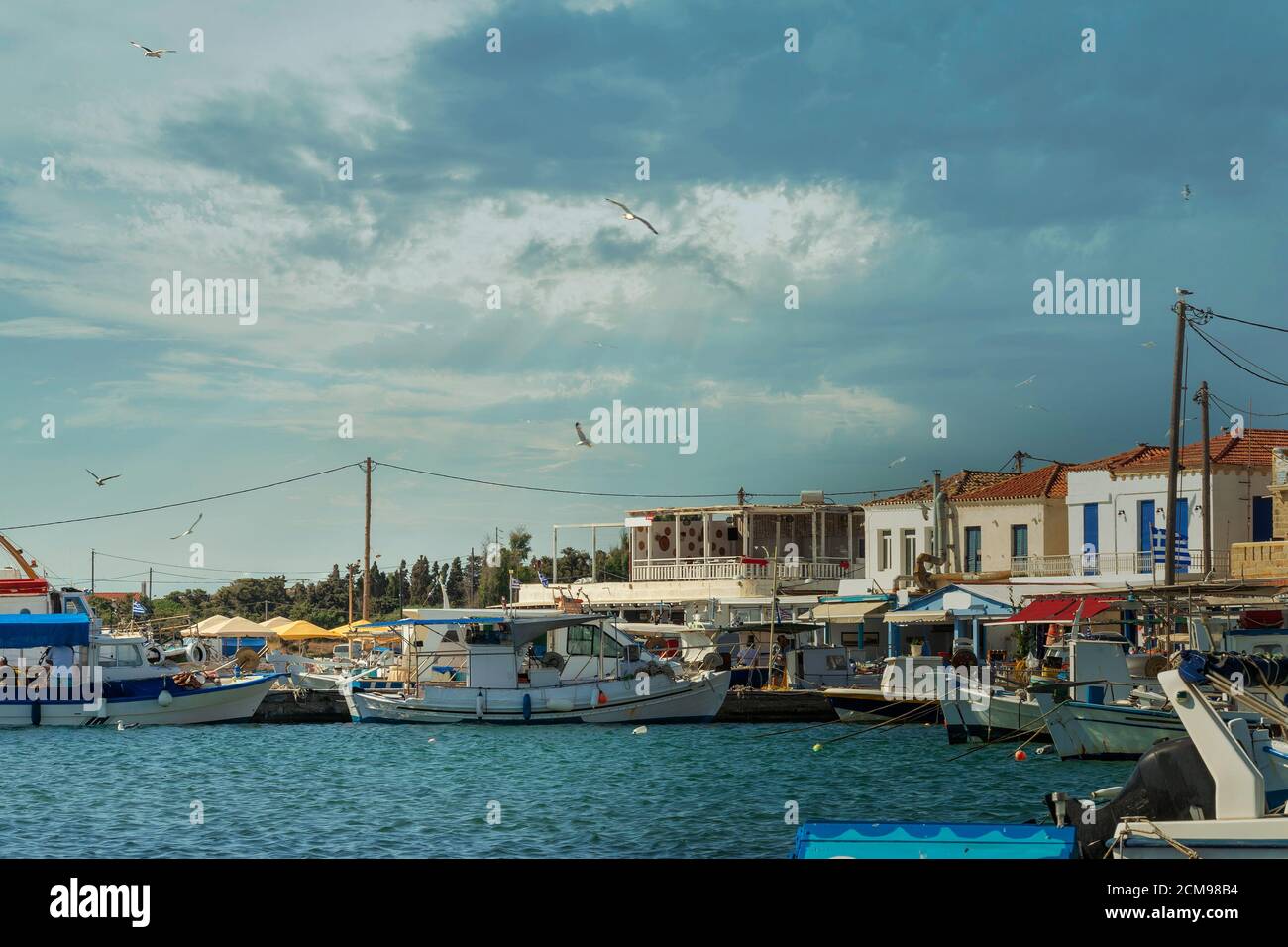 Elafonisos port en Grèce aqgainst un ciel dramatique. Célèbre destination touristique. Banque D'Images