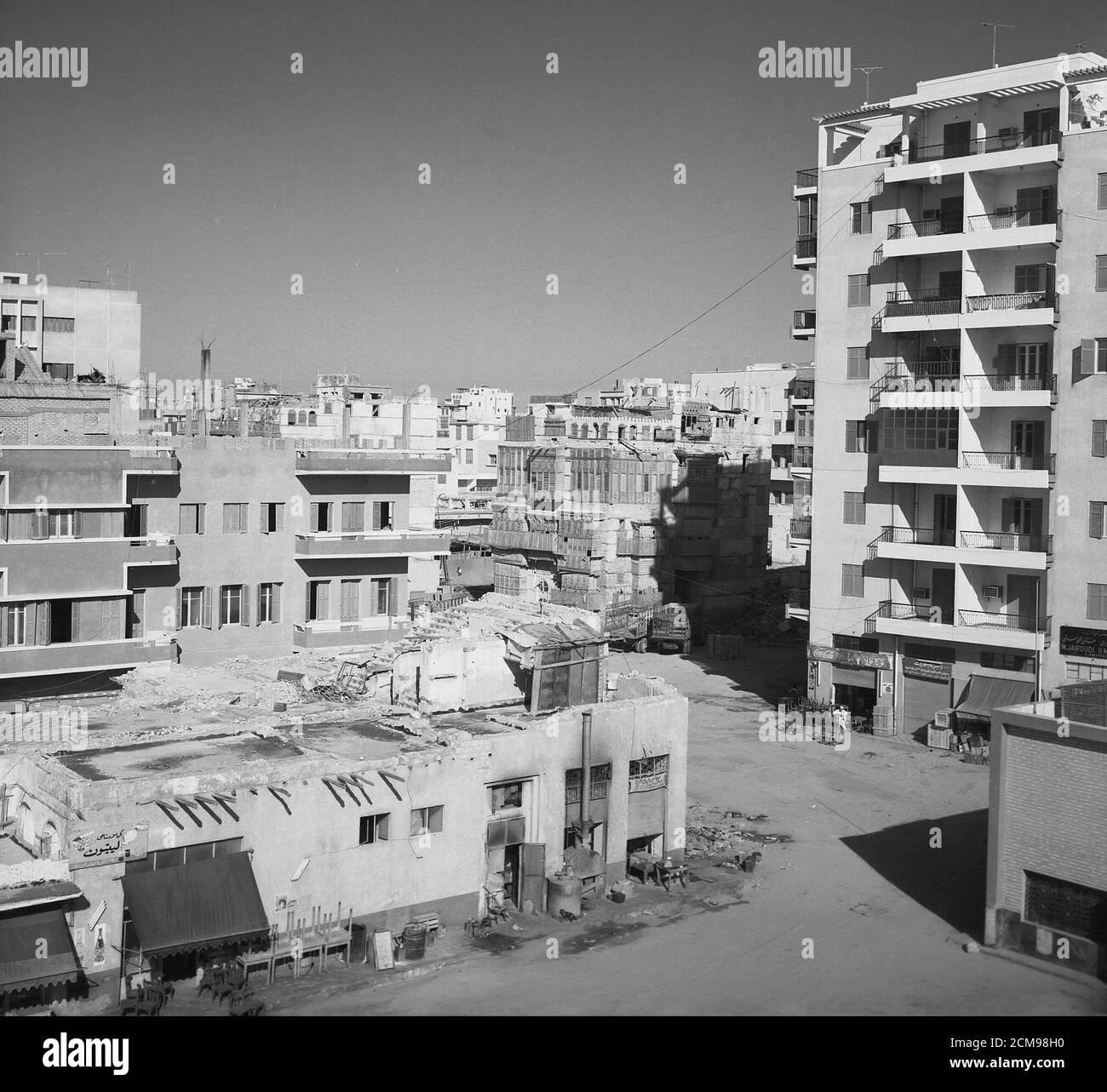 Années 1960, image historique montrant de nouveaux immeubles d'appartements modernes, certains partiellement construits et au loin quelques bâtiments plus anciens dans la ville portuaire de Jeddah, Arabie Saoudite. Banque D'Images