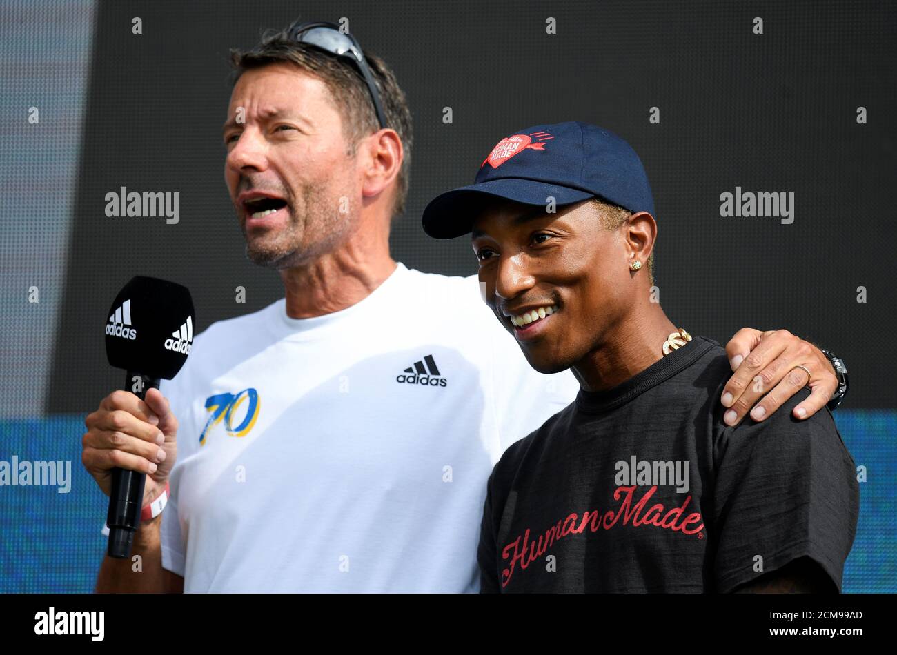 Kasper Rorsted, PDG d'Adidas, s'exprime à côté de la chanteuse Pharrell  Williams lorsqu'ils assistent aux célébrations du 70e anniversaire du  fabricant allemand de vêtements de sport Adidas au siège de l'entreprise à