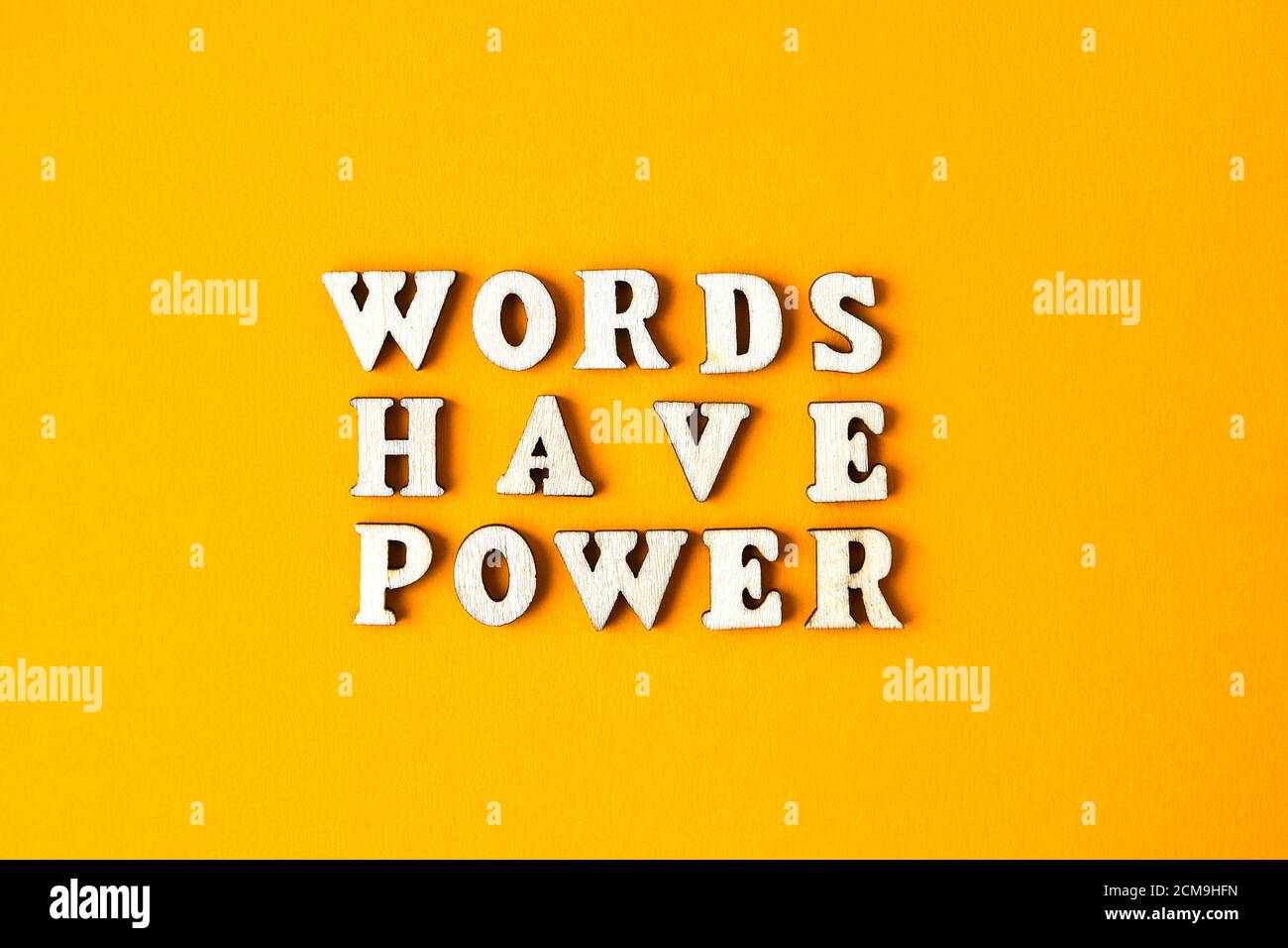 Les Mots De Citation Ont Le Pouvoir Fait De Lettres En Bois Sur Fond Jaune Vif Photo Stock Alamy