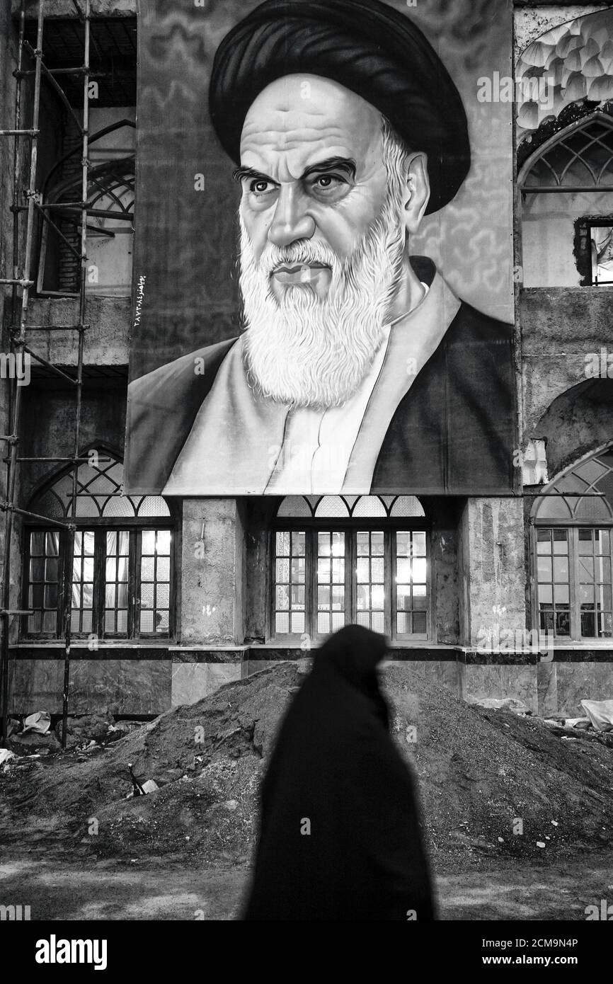 Téhéran, Iran - février 10,2008 - une femme se tenant devant la photo de Khomeini.la révolution islamique en Iran en 1979, Khomeini a fait. Banque D'Images