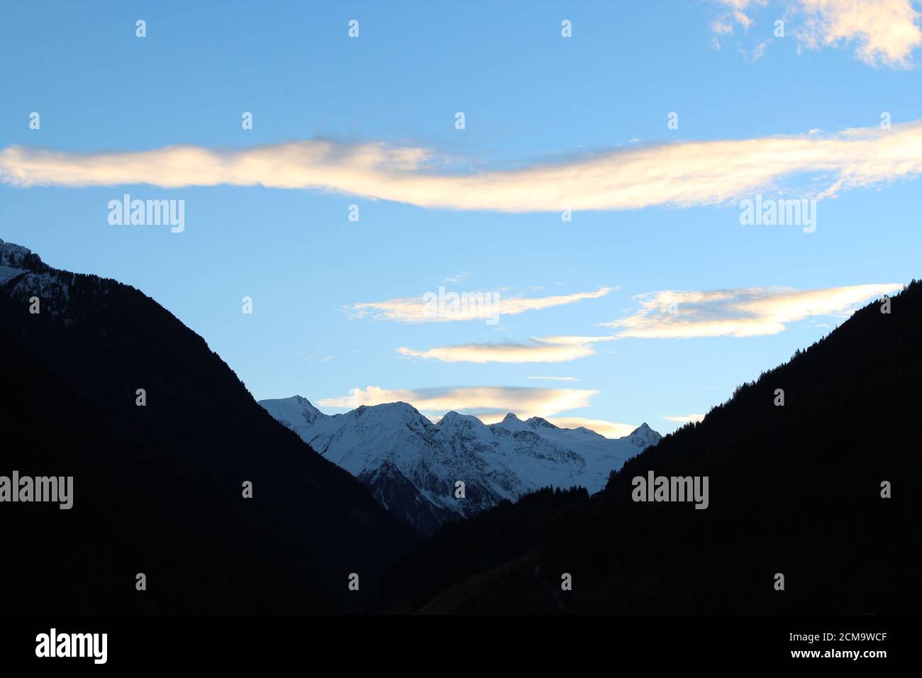 Formation spéciale de nuages au-dessus du glacier de Stubaier, Tyrol, Autriche Banque D'Images