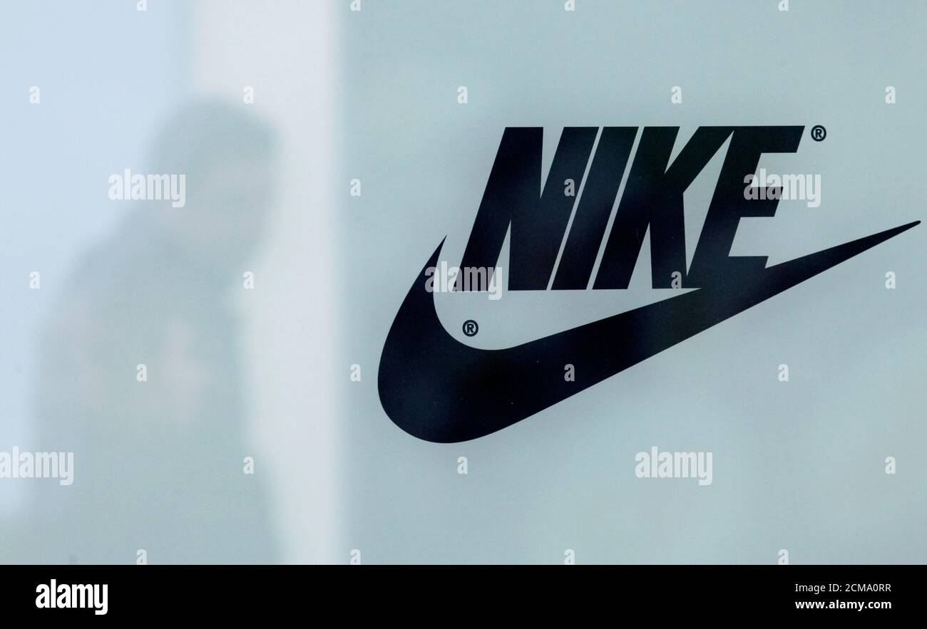 Nike logo reflected Banque de photographies et d'images à haute résolution  - Alamy