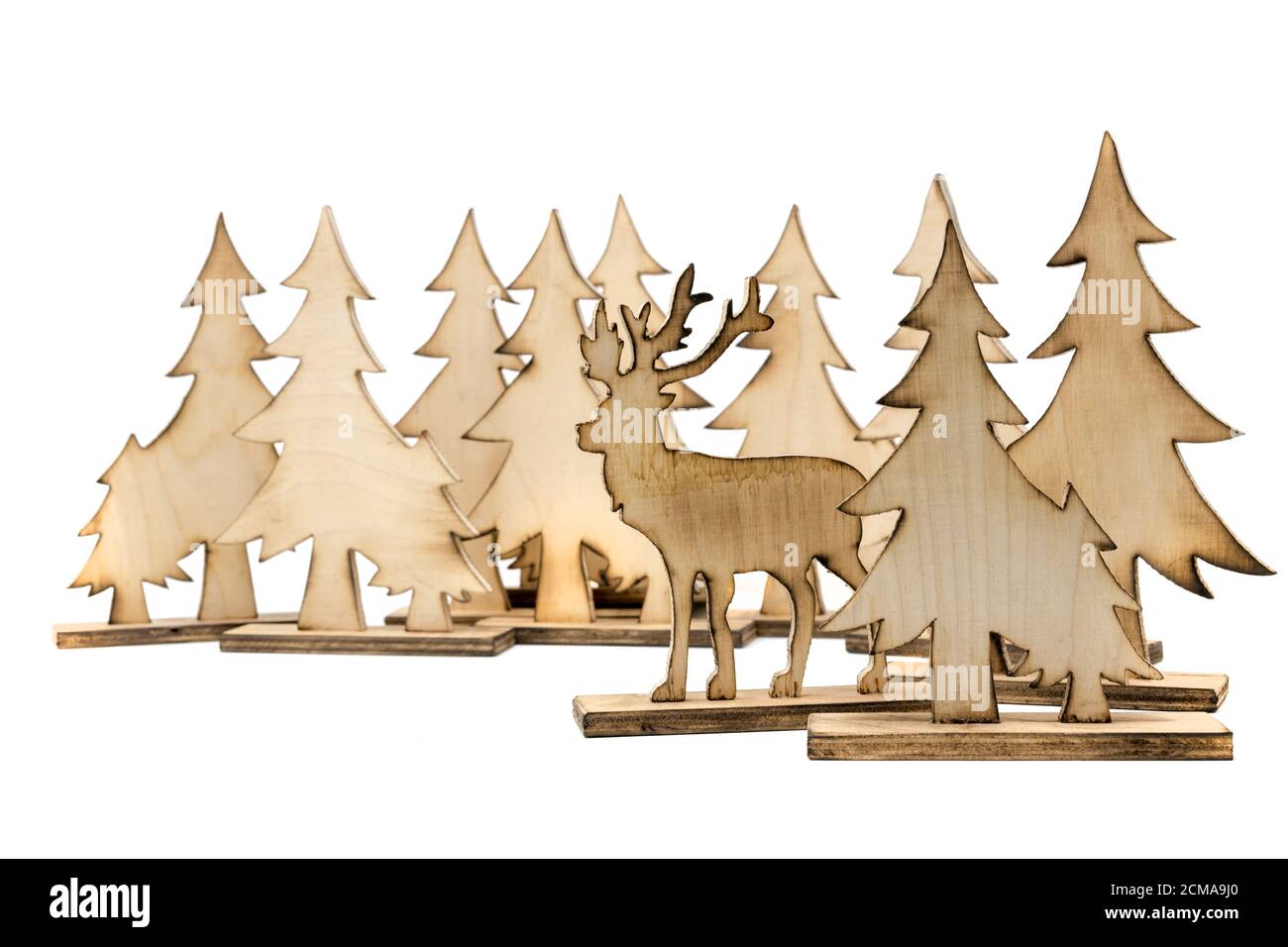 Découper deer figure en bois avec bords en bois foncé et sapins isolated on white Banque D'Images