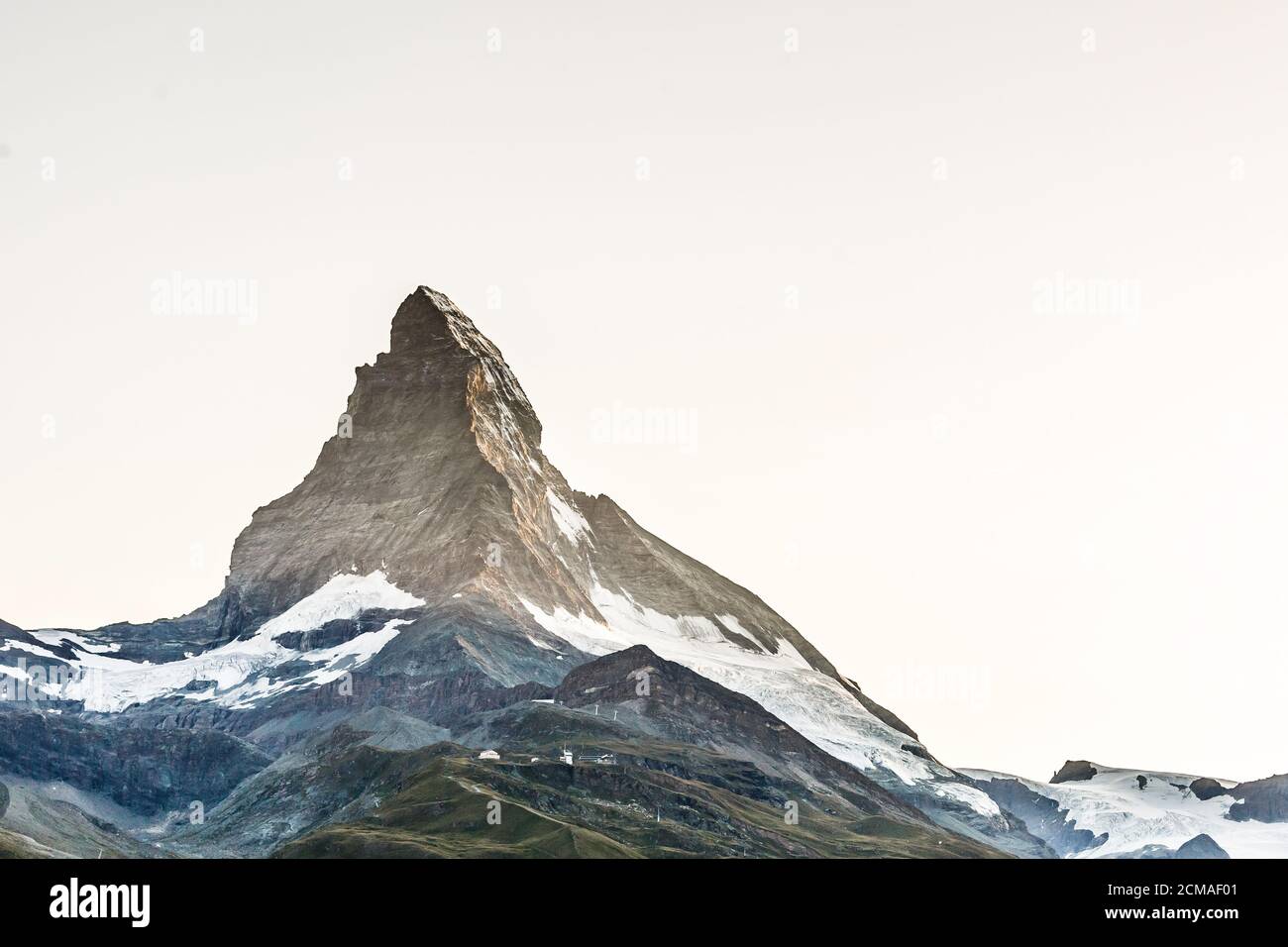 Zermatt, Suisse. Mont Cervin près du lac Grindjisee de fleurs au premier plan. Canton du Valais. Banque D'Images