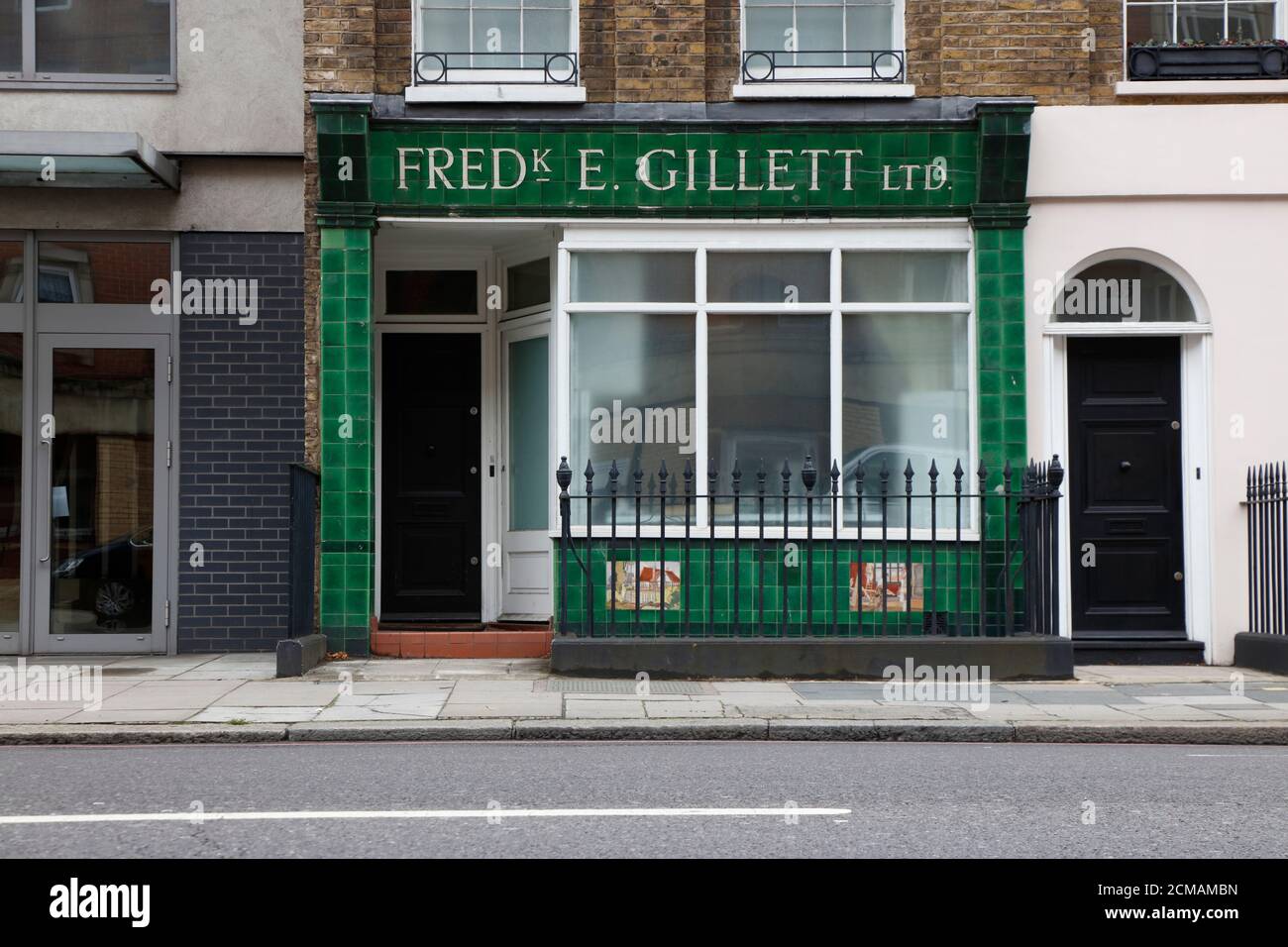 Ancien magasin pour Fredk E Gillett sur Vauxhall Bridge Road, Pimlico, Londres, Royaume-Uni Banque D'Images
