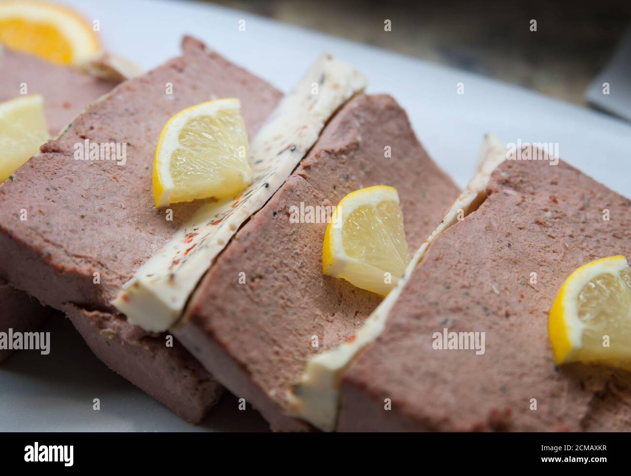 Assiette d'entrée de pâté de foie ou de pâté de campagne, un mélange de  viande de pays de pain coupé en tranches et garni de citron, hors-d'œuvre  ou hors d'œuvre Photo Stock -