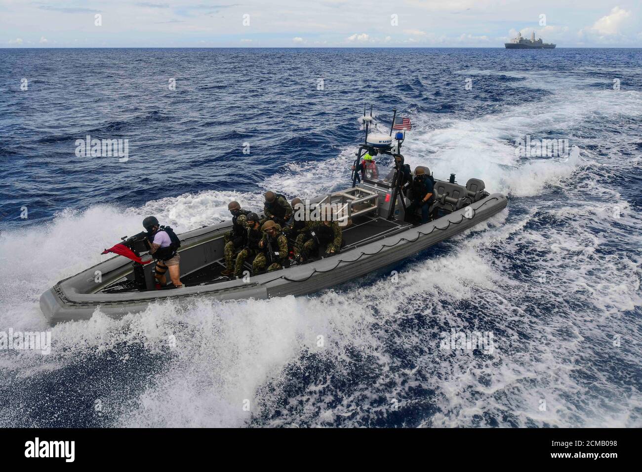 1076 MER DES PHILIPPINES (sept 16, 2020) UNE équipe de visite, de perquisition et de saisie du navire de transport amphibie USS New Orleans (LPD 18) s'approche d'un navire suspect simulé au cours d'un exercice d'entraînement. La Nouvelle-Orléans, qui fait partie du America Amphiobie Ready Group affecté au Squadron amphibie 11, ainsi que la 31e unité expéditionnaire maritime, Opère dans la zone de responsabilité de la 7e flotte des États-Unis afin d'améliorer l'interopérabilité avec les alliés et les partenaires et de servir de force d'intervention prête à l'emploi pour défendre la paix et la stabilité dans la région Indo-Pacifique. (É.-U. Photo de la marine par Mass communication Speciali Banque D'Images