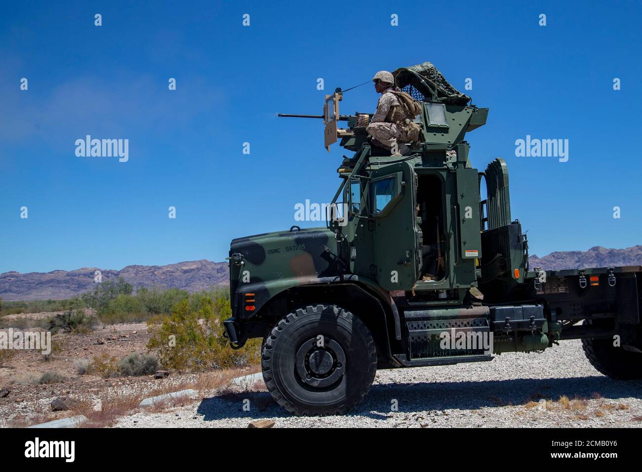 Les Marines des États-Unis, avec Marine Air Control (MACS), ont incendié le M240 Bravo et le pistolet machine Caliber 0,50 (0,50 Cal) lors de l'entraînement préalable au déploiement sur les terrains d'essai de Yuma (YPG) à bord de la station aérienne de Marine corps Yuma, le 6 août 2020. (É.-U. Photo du corps marin par Lcpl. Gabrielle Sanders) Banque D'Images