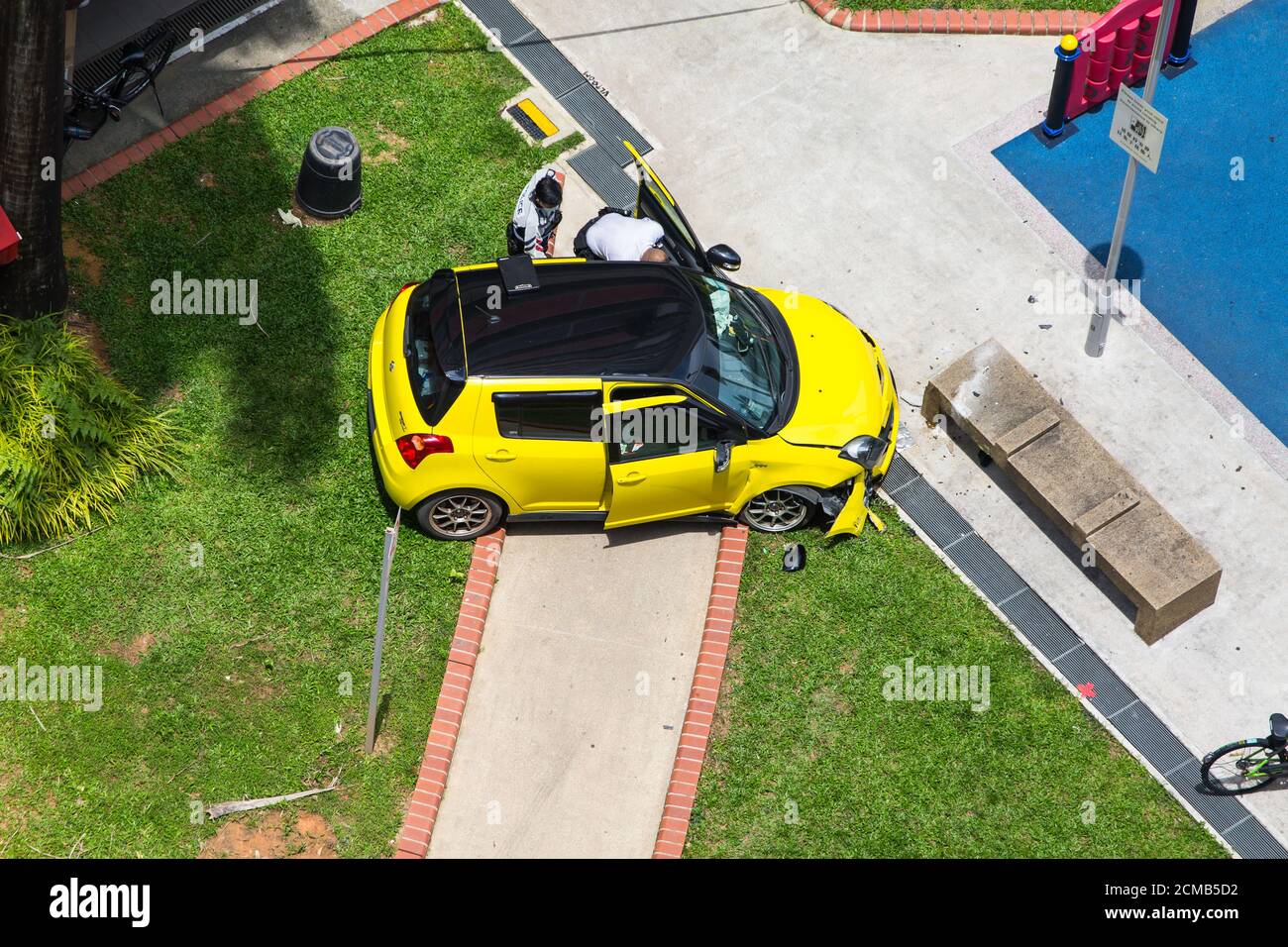 Vue aérienne des policiers vérifient l'intérieur d'une voiture d'accident sur le trottoir.Singapour. Banque D'Images