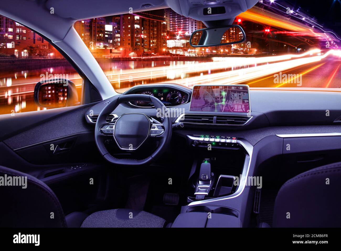 Habitacle de cockpit de voiture moderne en circulation de nuit, navigation ou concept de conduite autonome Banque D'Images