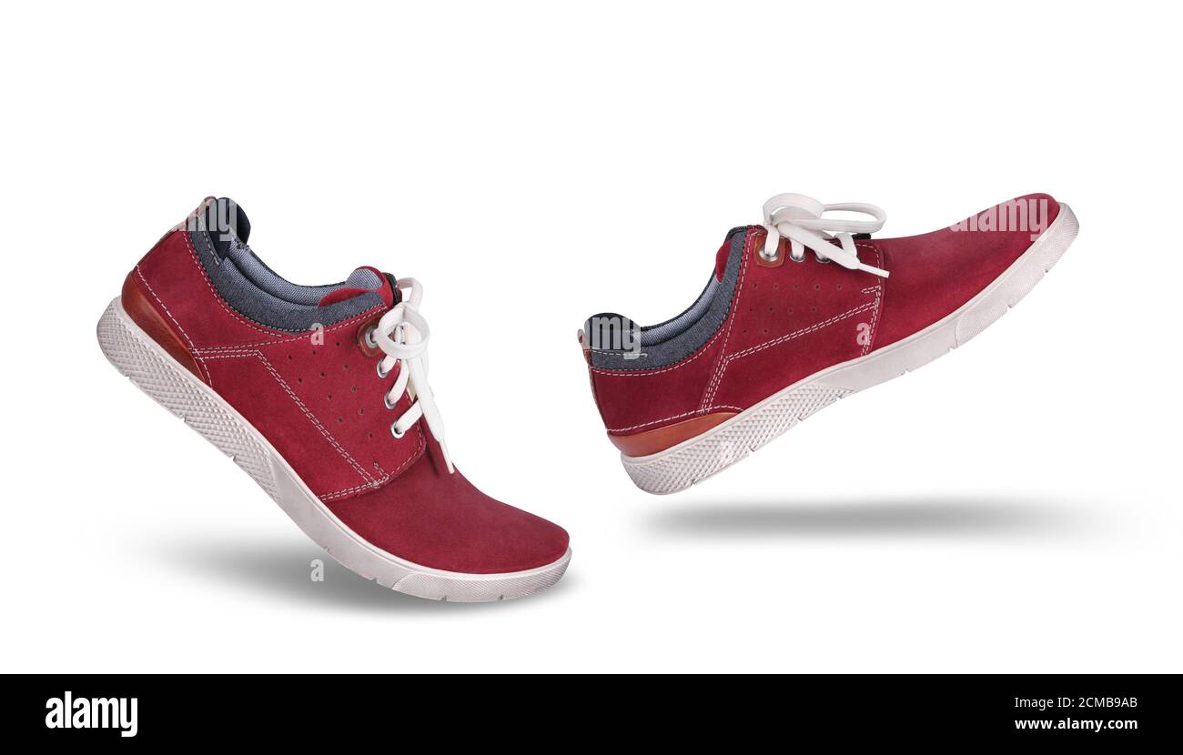 Élégant décontracté rouge daim chaussures marche en avant, isolé sur fond blanc, concept de style de vie Banque D'Images