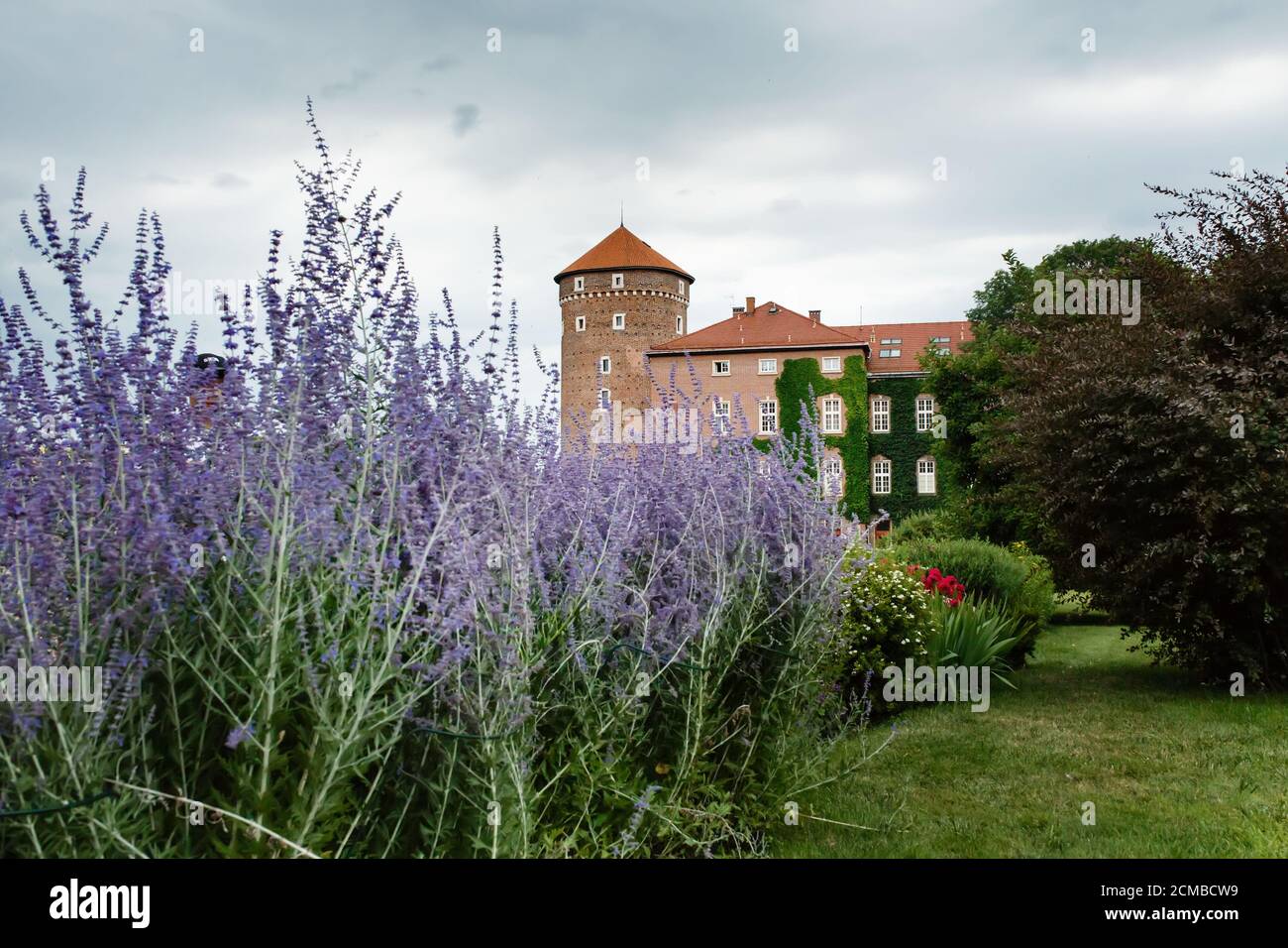 Tour ronde en brique du château de Wawel résidence dans le paysage du parc à Cracovie, en Pologne, le premier site du patrimoine mondial de l'UNESCO dans le monde. Banque D'Images