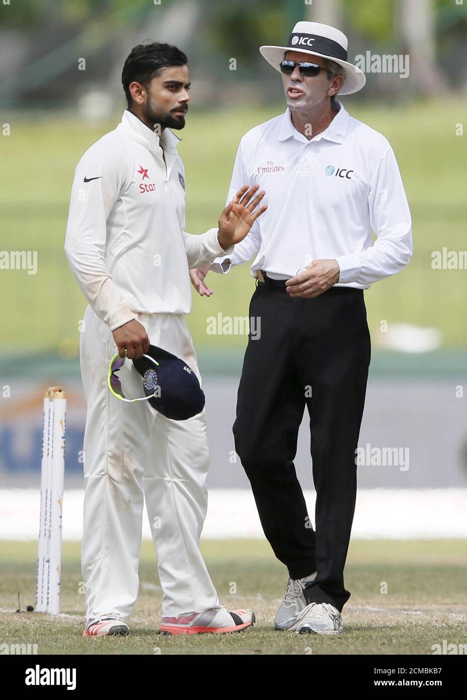 Le capitaine indien Vilat Kohli (L) s'entretient avec l'arbitre Nigel Llong au cours de la dernière journée de leur troisième et dernier match de cricket d'essai contre le Sri Lanka à Colombo, le 1er septembre 2015. REUTERS/Dinuka Liyanawatte Banque D'Images