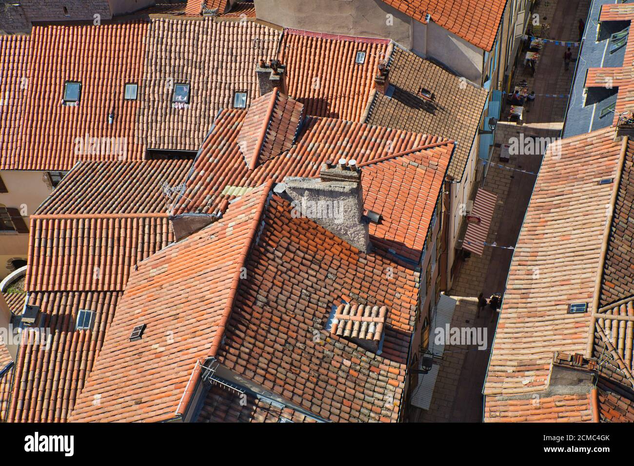 Vue sur les toits de tuiles rouges de la ville de Millau, Aveyron, France Banque D'Images