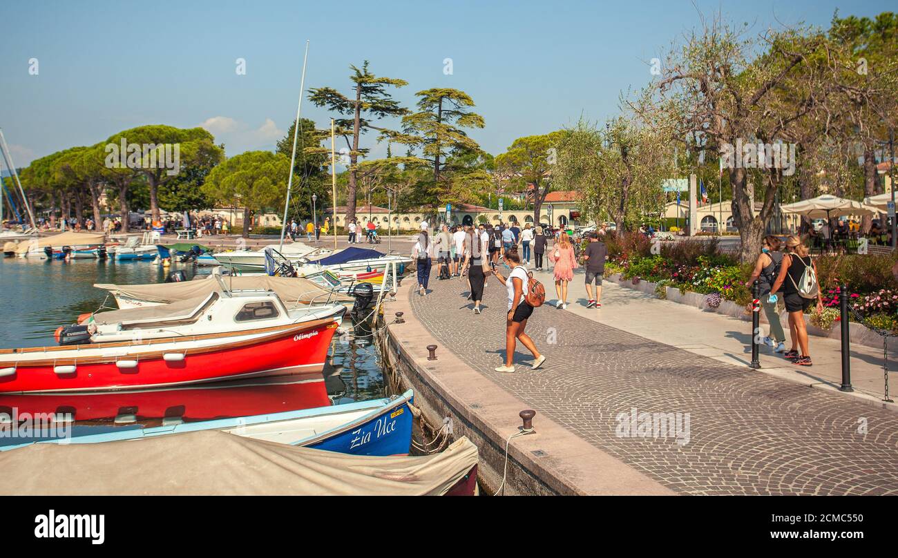 Promenade de Lazise le long du lac de Garde 3 Banque D'Images