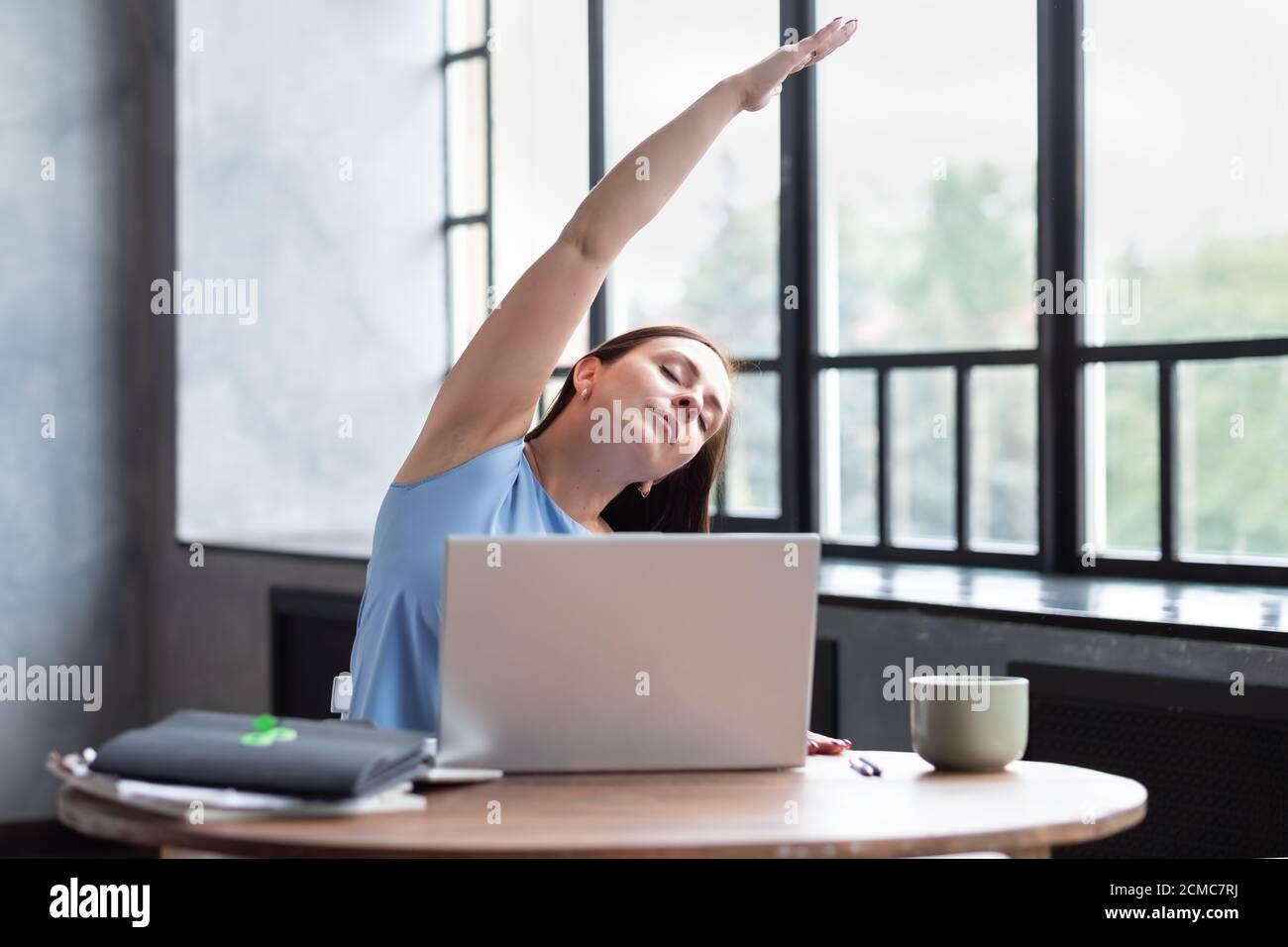 femme effectuant un exercice d'étirement latéral pour le travail de la colonne vertébrale à la maison. Banque D'Images