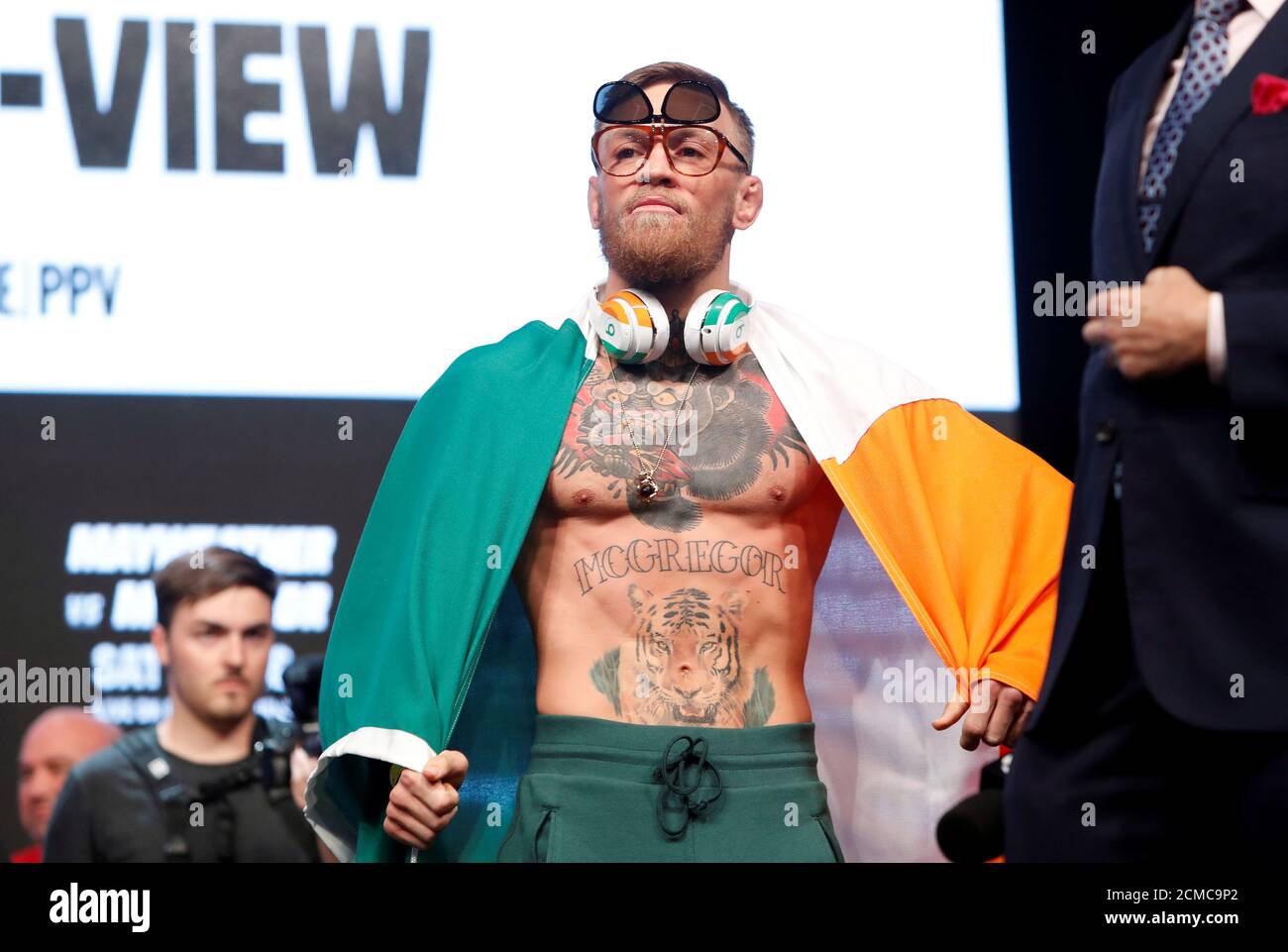 Conor McGregor, champion léger de l'UFC, d'Irlande, arrive sur scène pour  son poids-in officiel à la T-Mobile Arena de Las Vegas, Nevada, États-Unis,  le 25 août 2017. REUTERS/Steve Marcus Photo Stock -