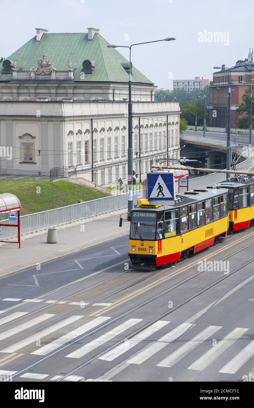Pologne, Varsovie - 8 JUILLET 2012 : route, tramway et arrêt de tramway dans la vieille ville de Varsovie. Banque D'Images