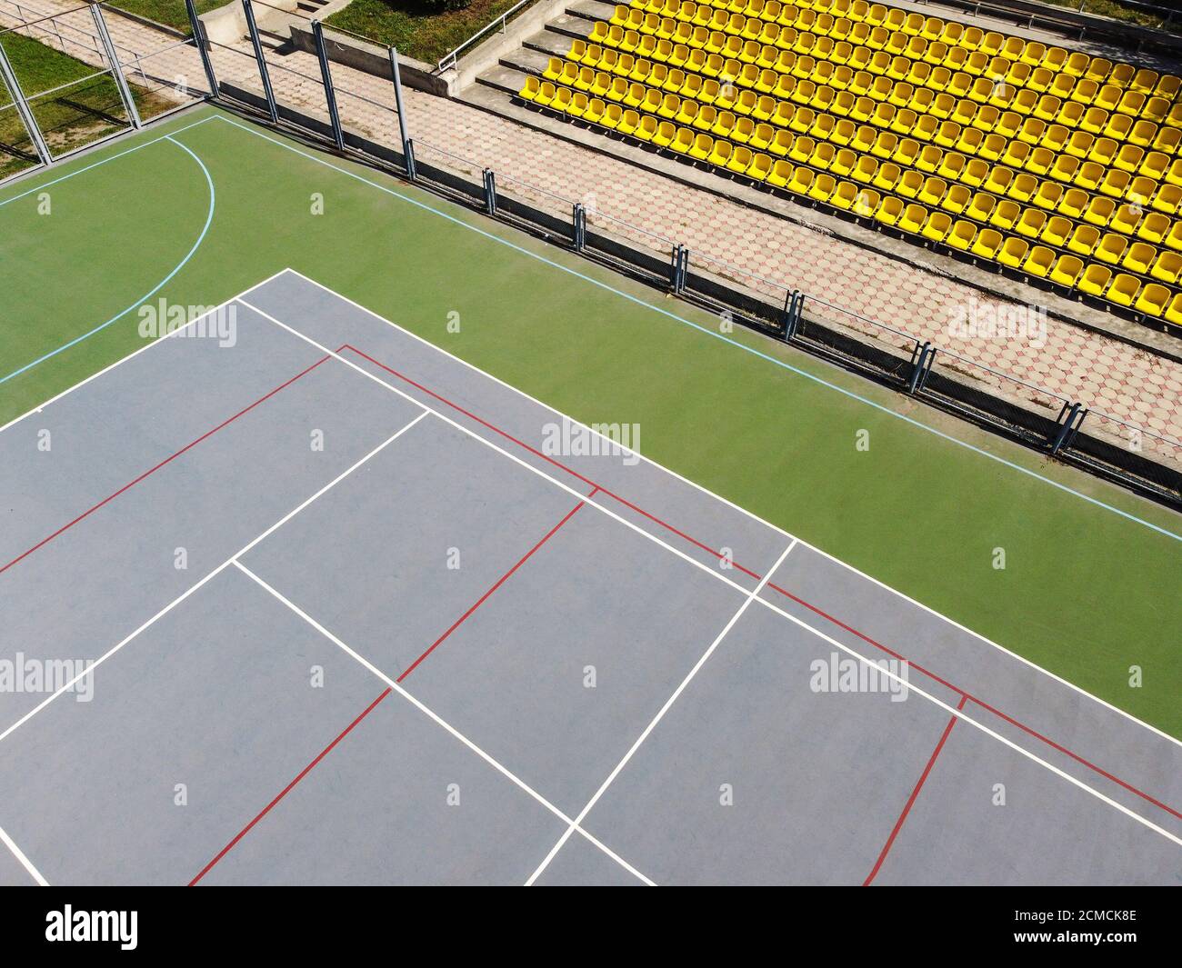 Le court de tennis et les sièges du stade ont une vue aérienne Banque D'Images