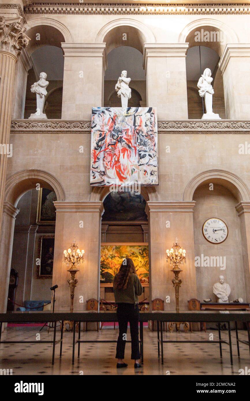 Un visiteur observe le « Mémorial de l'Armorial » lors de l'appel photo pour l'exposition Cecily Brown au Palais de Blenheim, dans l'Oxfordshire, une série de 24 peintures spécifiques au site, dont la plus grande peinture de Brown à ce jour, le « Triumph de la mort ». Banque D'Images