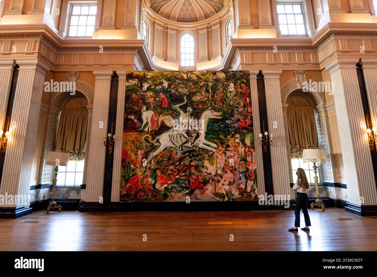 Un visiteur observe « le triomphe de la mort », la plus grande peinture de Cecily Brown à ce jour, lors de l'appel photo pour l'exposition de Brown au Palais de Blenheim, dans l'Oxfordshire, une série de 24 peintures spécifiques au site. Banque D'Images