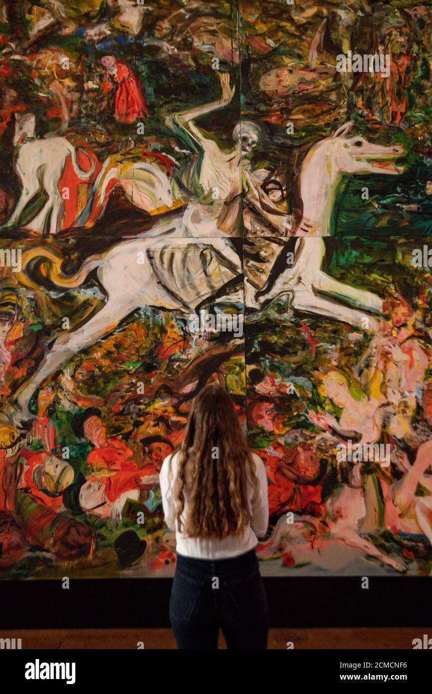 Un visiteur observe « le triomphe de la mort », la plus grande peinture de Cecily Brown à ce jour, lors de l'appel photo pour l'exposition de Brown au Palais de Blenheim, dans l'Oxfordshire, une série de 24 peintures spécifiques au site. Banque D'Images
