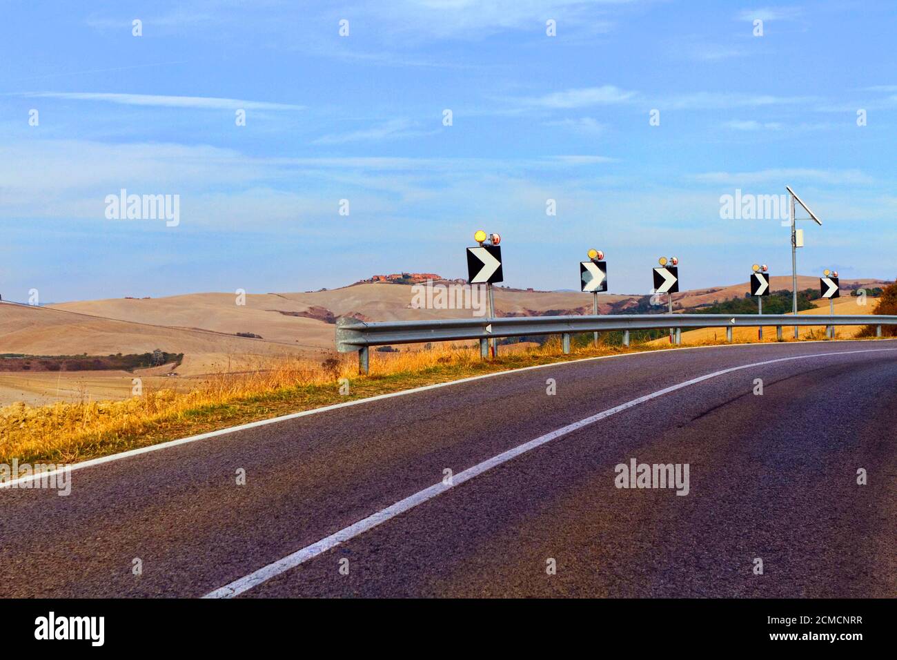 Système d'alerte aux feux de signalisation et barrière de sécurité routière, Crète, province de Sienne, Toscane, Italie Banque D'Images