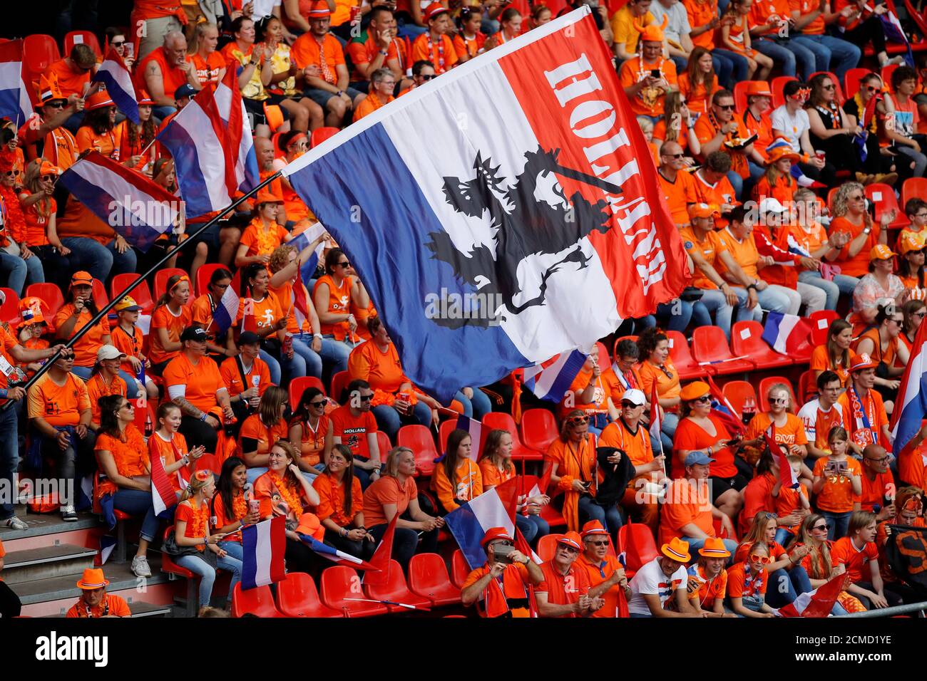 Football football - coupe du monde des femmes - Groupe E - pays-Bas /  Cameroun - Stade du Hainaut, Valenciennes, France - 15 juin 2019 fans  néerlandais et un drapeau à l'intérieur
