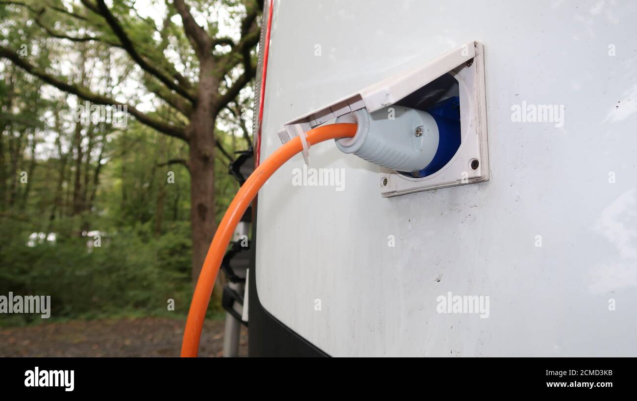 Point de branchement électrique externe et câble sur le campervan Banque D'Images