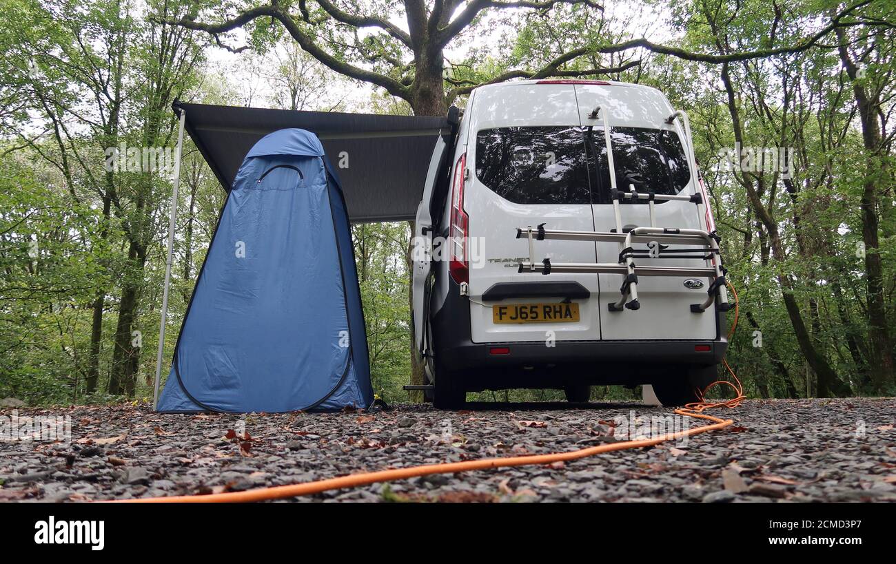 Campervan avec tente de toilette et auvent Banque D'Images