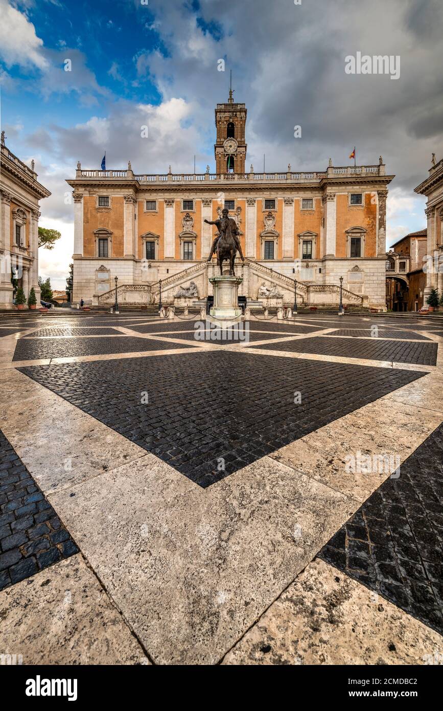 Piazza del Campidoglio avec Palazzo Senatorio et la réplique de la statue équestre de Marc-aurèle, Rome, Latium, Italie Banque D'Images