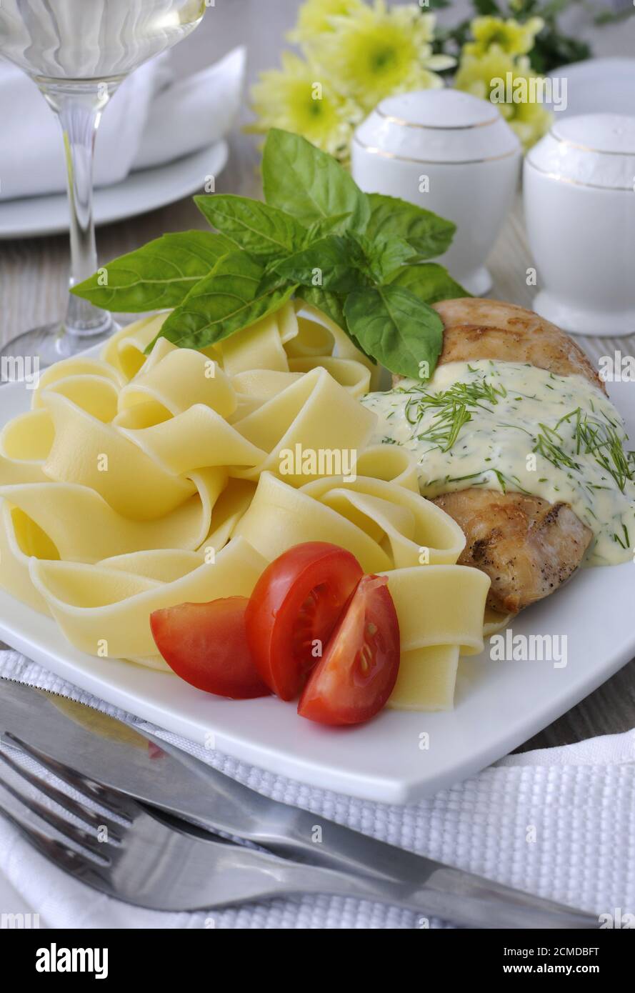 Pâtes italiennes - Pappardelle avec sauce au poulet et à la crème Banque D'Images