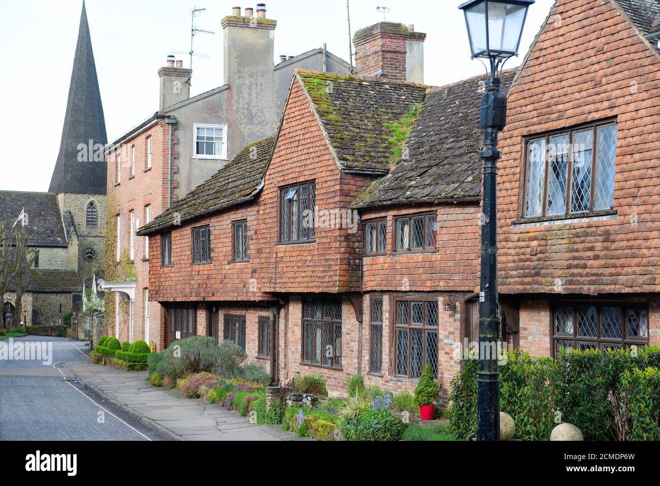 Une vue au sud des Minstrels sur la chaussée à l'église St Marys en lumière tamisée un matin d'été . Horsham, West Sussex, Royaume-Uni. Banque D'Images