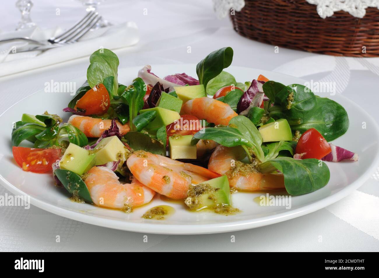 Salade de cresson avec crevettes et avocat Banque D'Images