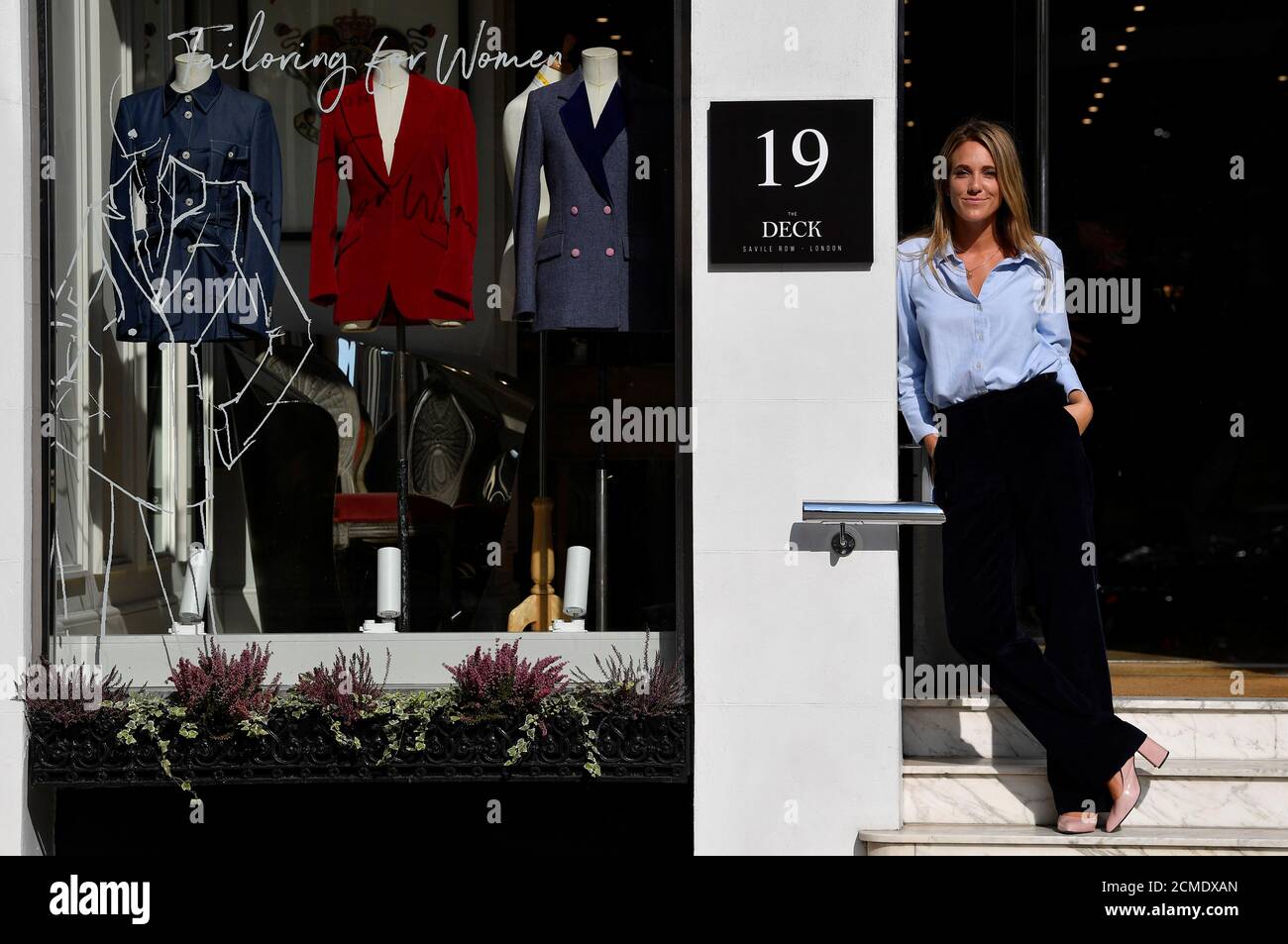 Daisy Knatchbull, fondatrice de The Deck, se tient à l'extérieur de ses  nouveaux locaux sur Savile Row, le premier magasin de vêtements  exclusivement réservé aux femmes à ouvrir dans la célèbre rue,