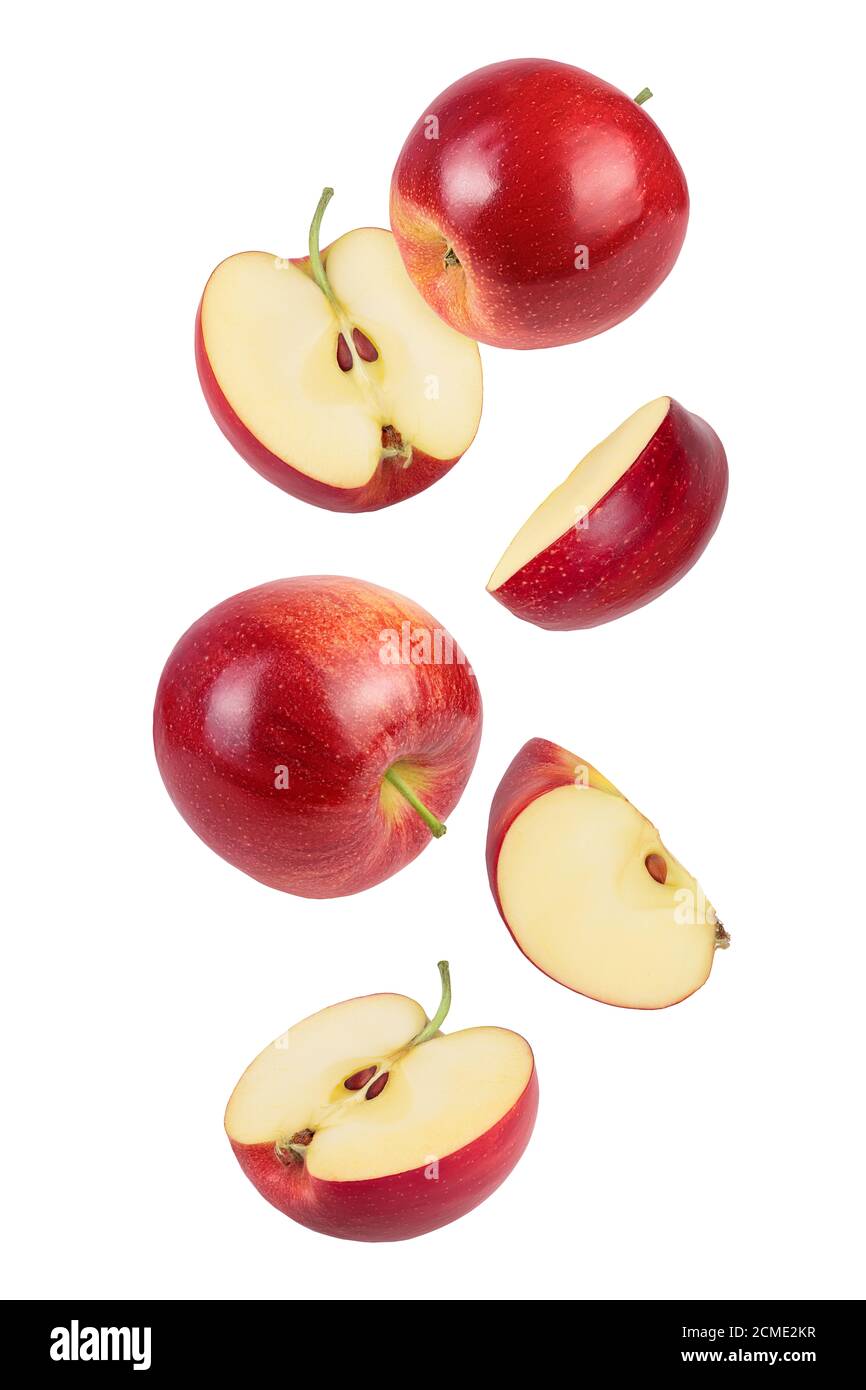 Tranches de pomme rouge tombant isolées sur fond blanc, Banque D'Images